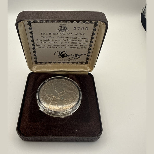 1977 Birmingham Mint Silver Jubilee medal, 22ct gold on sterling silver, Queen on horseback (view 2)