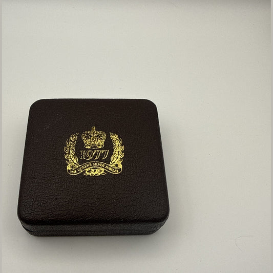 1977 Birmingham Mint Silver Jubilee medal, 22ct gold on sterling silver, Queen on horseback