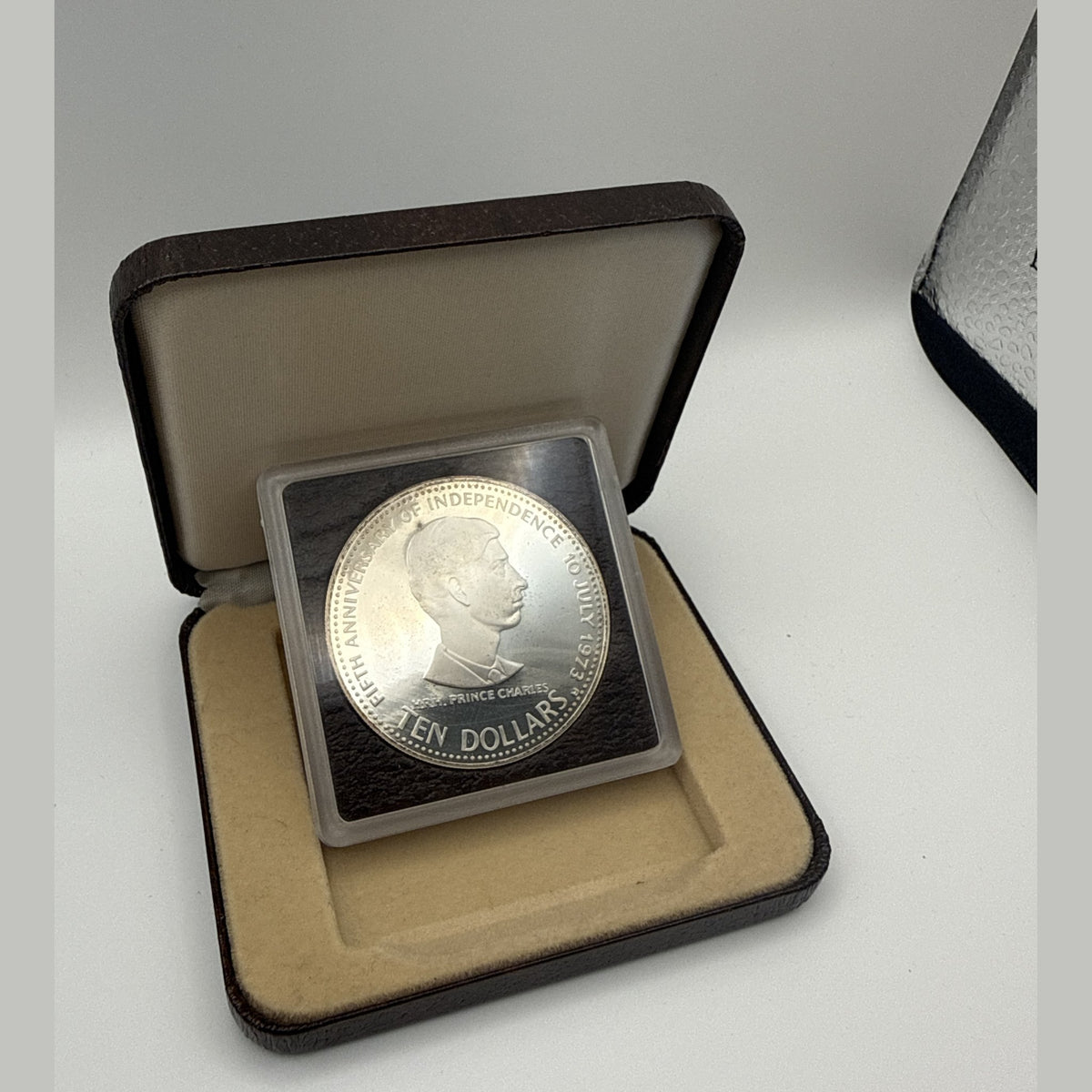 1978 Bahamas $10 silver proof coin, 5th anniversary of independence, Prince Charles portrait (view 2)